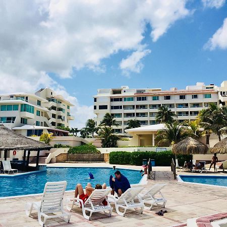 Brisas Sealight Apartment Cancun Bagian luar foto