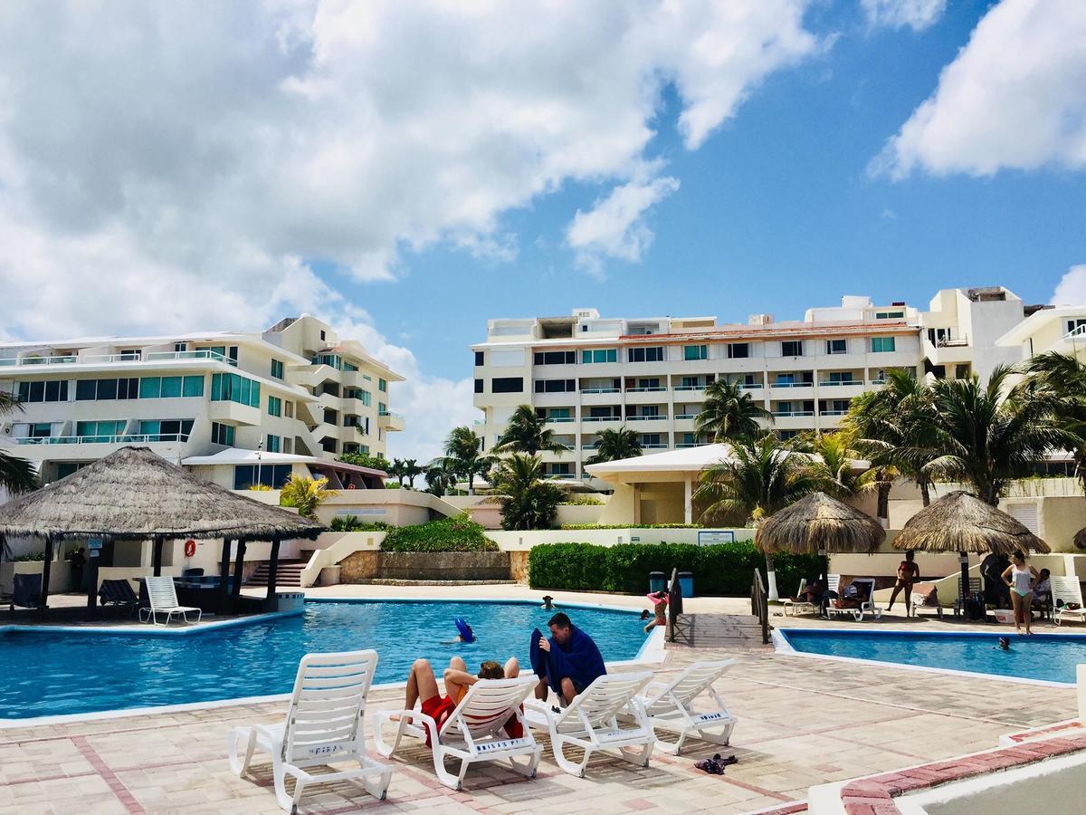 Brisas Sealight Apartment Cancun Bagian luar foto