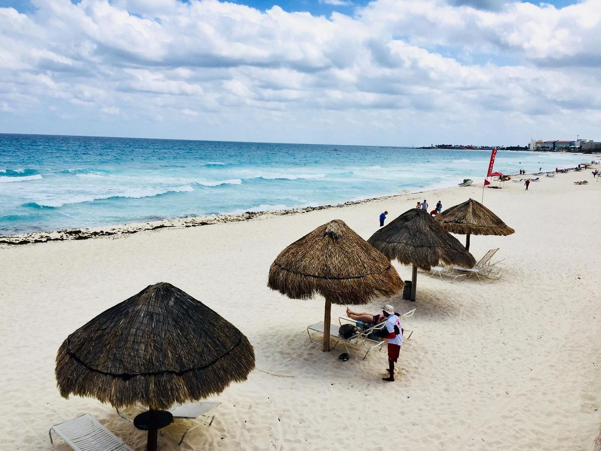 Brisas Sealight Apartment Cancun Bagian luar foto